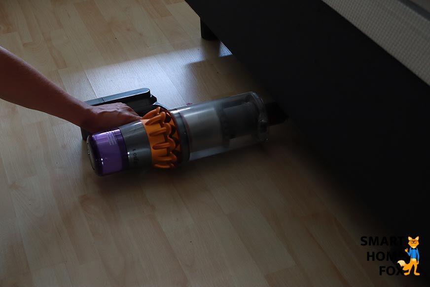 The handle of the V15 lies sideways when vacuuming under the bed